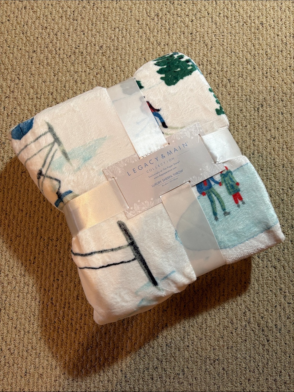 NWT Plush Throw Blanket ⛷️